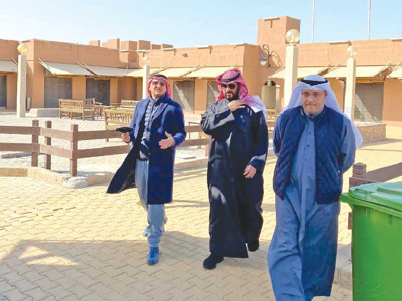 محافظ العاصمة الشيخ طلال الخالد متفقدا «يوم البحار»