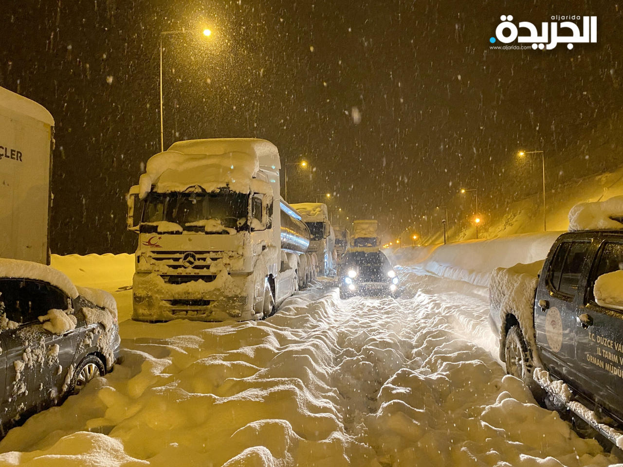 العواصف الثلجية أغلقت الطرق 