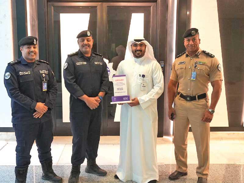 أحمد النويبت خلال تكريم رجال «الداخلية» العقيد العبدالسلام وبوصليب ويوسف مرشد