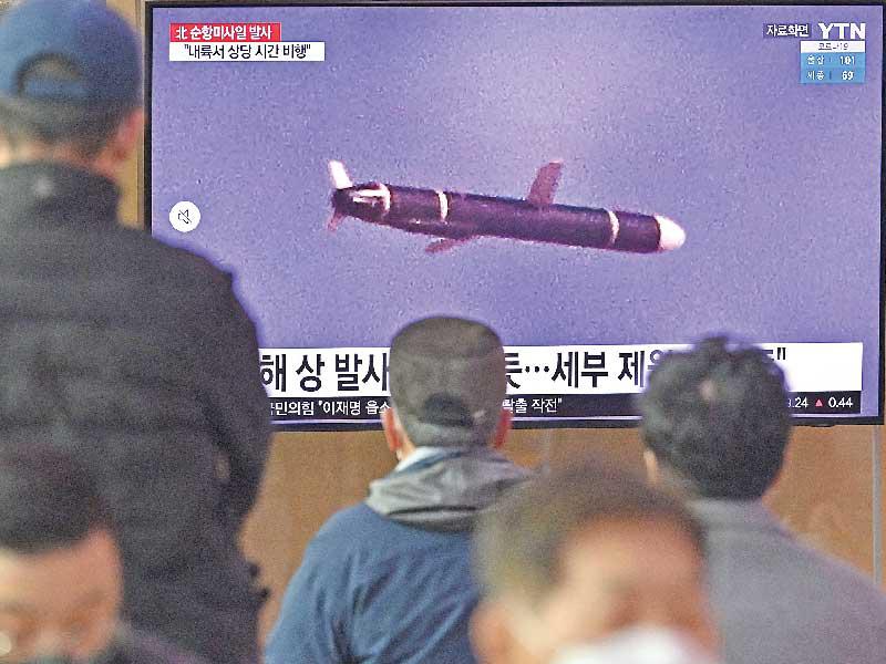 الكوريون يتابعون إطلاق صاروخي «كروز»