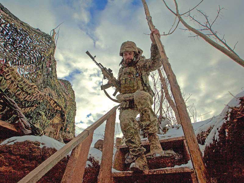 جندي أوكراني في موقع قتالي بالقرب من خط الفصل بين الانفصاليين المدعومين من روسيا بقرب مدينة هورليفكا في منطقة دونيتسك (رويترز)