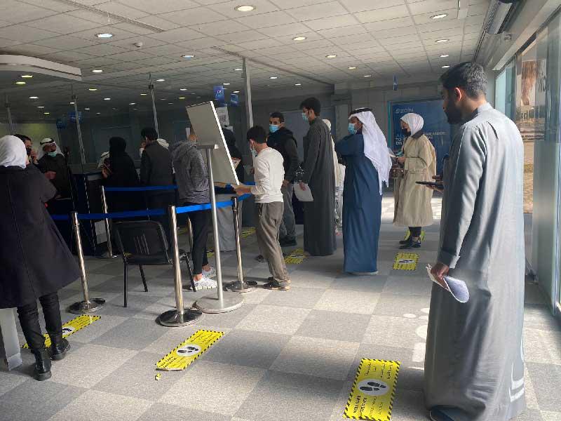 أولياء الأمور والطلبة خلال المراجعة أمس