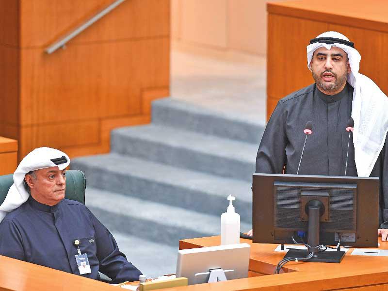 وزير المالية متحدثاً خلال جلسة أمس... ويبدو رئيس بنك الائتمان صلاح المضفn