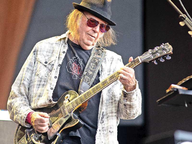 المغني نيل يونغ