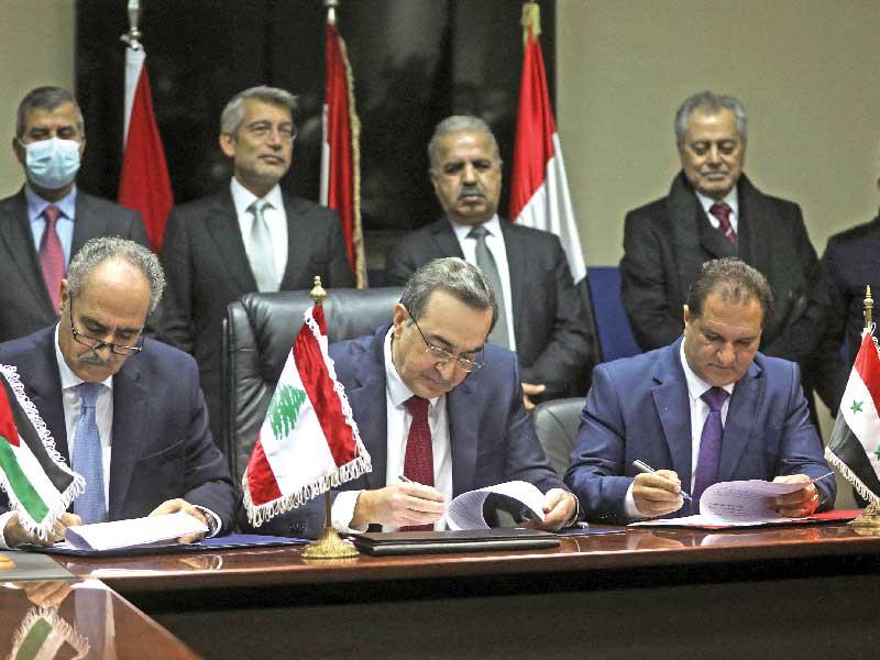 وزراء الطاقة في لبنان وسورية والأردن يوقعون في بيروت أمس اتفاقية لاستجرار الكهرباء الأردنية إلى لبنان (رويترز)