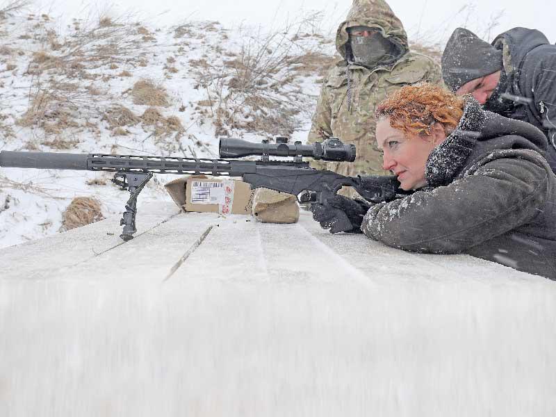 سيدة أوكرانية تتدرّب على إطلاق الرصاص في كييف (رويترز)