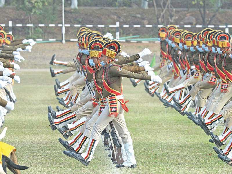 جانب من أحد الاستعراضات العسكرية بمناسبة يوم الجمهورية في حيدرآباد أمس (أ ف ب)