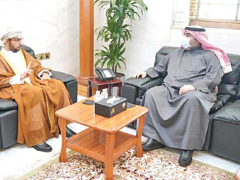 رئيس المجلس البلدي أسامة العتيبي والسفير العماني لدى الكويت 