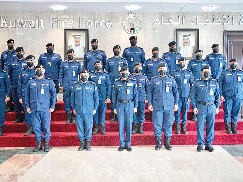 رئيس قوة الإطفاء العام الفريق خالد المكراد مع أعضاء فريق «شامل  7»