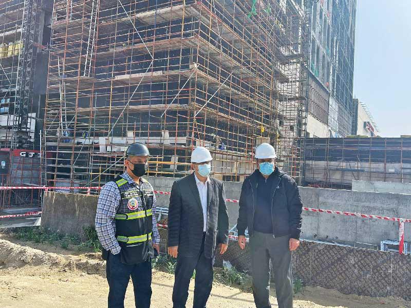 وزير الصحة متفقداً مشروع مستشفى العدان أمس