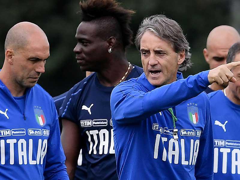 روبرتو مانشيني خلال تدريبات سابقة للمنتخب الإيطالي