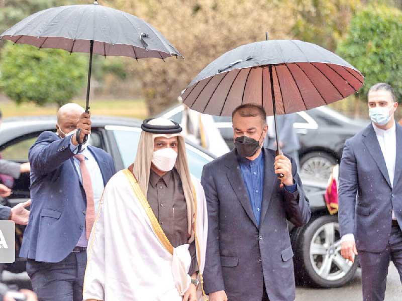 عبداللهيان مستقبلاً عبدالرحمن لدى وصوله إلى طهران أمس (إرنا)