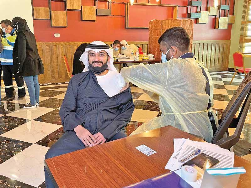 وكيل وزارة الشؤون الاجتماعية عبدالعزيز شعيب يتلقى الجرعة التنشيطية أمس