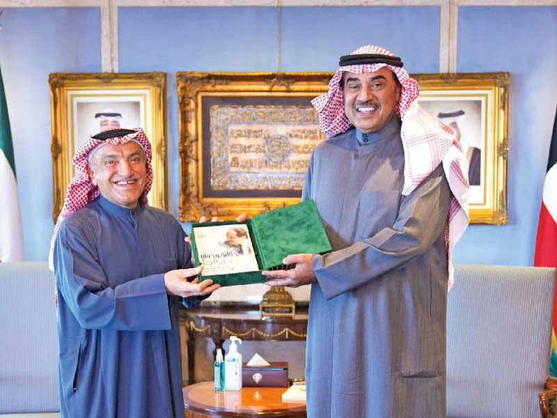 رئيس الوزراء مستقبلاً المستشار بالديوان الأميري محمد أبوالحسن أمس