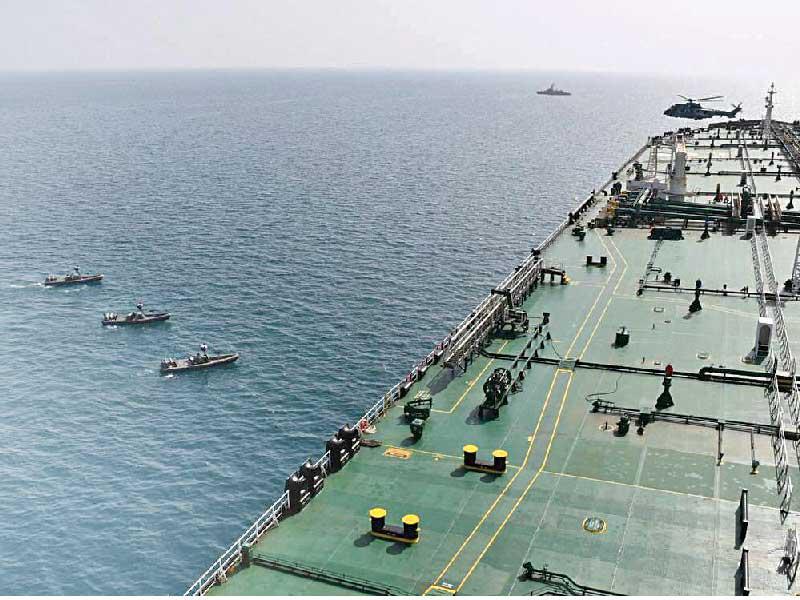 مرافقة سفينة وحمايتها داخل منطقة العمليات 