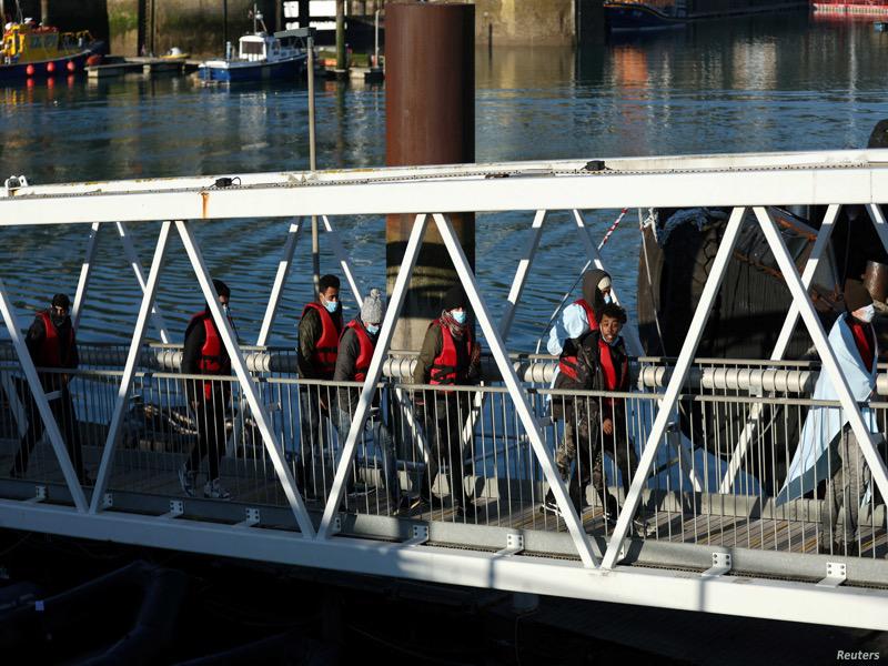 الهواتف صودرت من مهاجرين عبروا القناة الإنكليزية