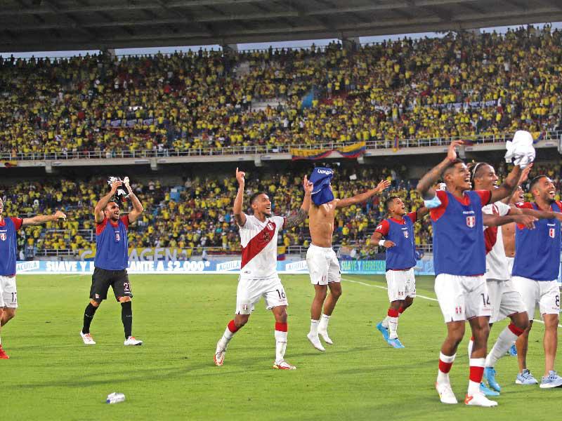 فرحة لاعبي بيرو بعد انتهاء المباراة
