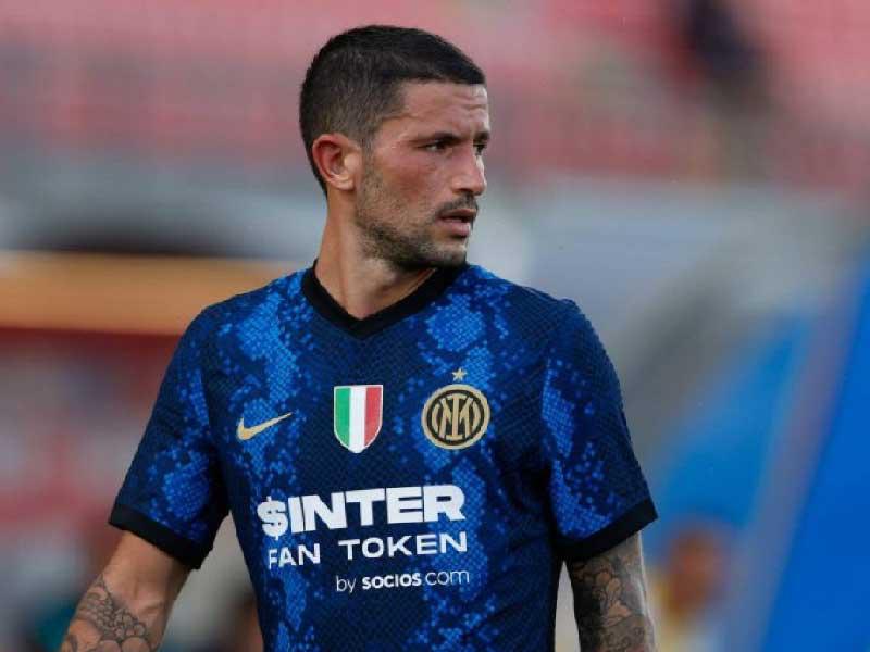 لاعب الوسط ستيفانو سينسي 