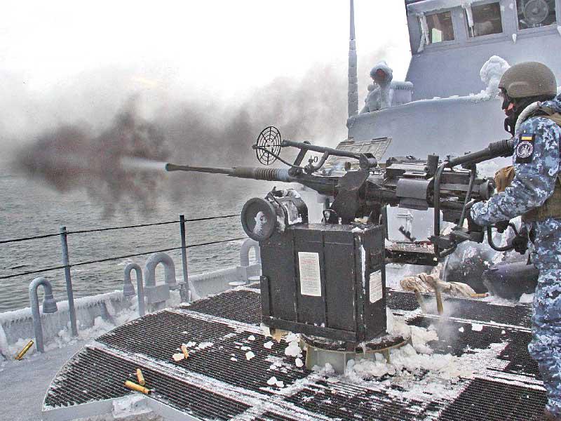 عنصر من البحرية الأوكرانية خلال تدريبات في مياه البحر الأسود أمس       (رويترز)