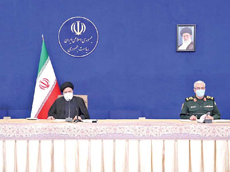 رئيسي خلال اجتماع حكومي في طهران أمس      (إرنا)