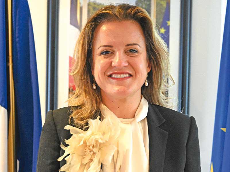 السفيرة الفرنسية لدى البلاد كلير لو فليشير 