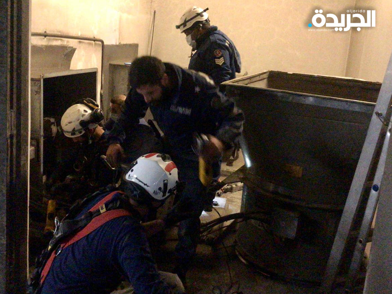 اخراج الجثة عبر فتحة دكت التكييف