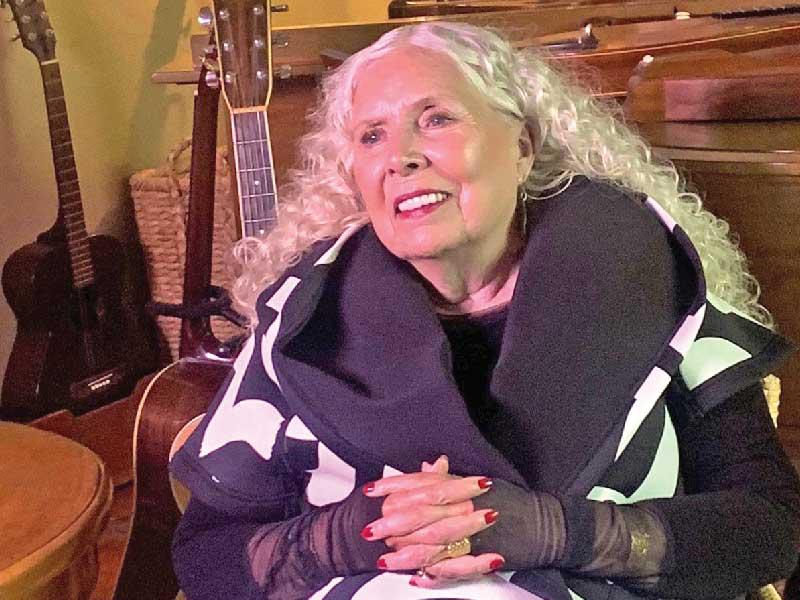 المغنية الكندية جوني ميتشيل