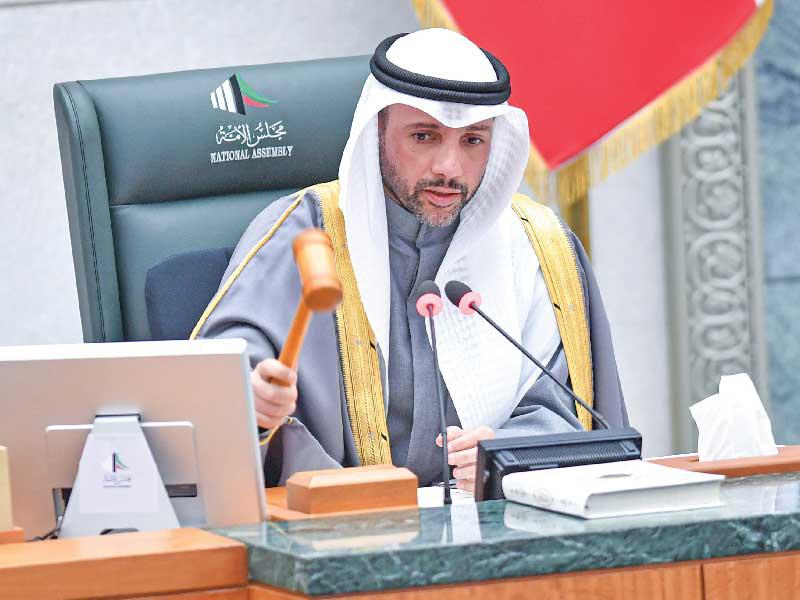 الغانم خلال رفعه جلسة الأمس لعدم حضور الحكومة   «تصوير عبدالله الخلف»