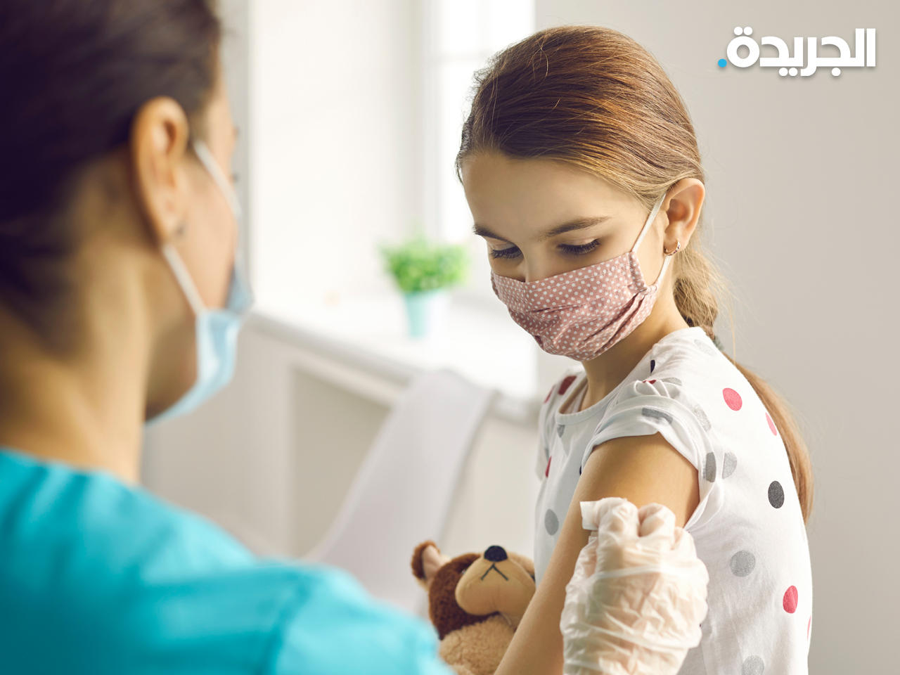صورة لطفلة تتلقى تطعيماً