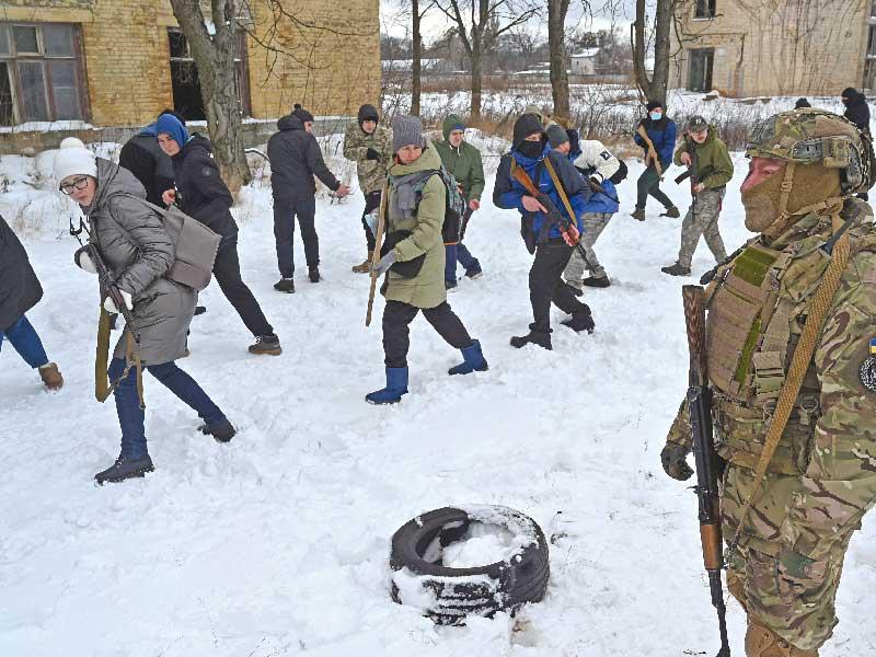  مدنيون أوكران يتلقّون تدريبات عسكرية في كييف أمس (ا ف ب)