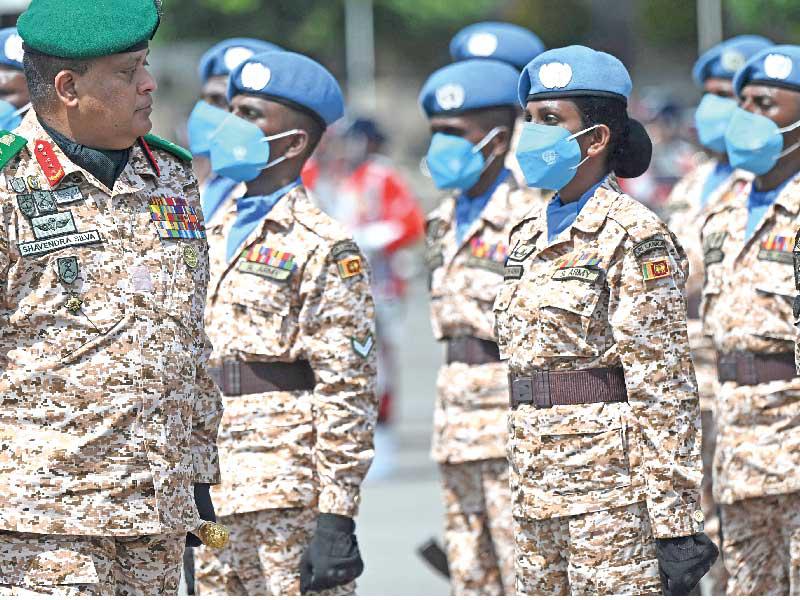 قائد جيش سريلانكا يودع أمس جنوداً قبل توجههم إلى جنوب لبنان للعمل في صفوف قوات اليونيفيل   (أ ف ب)