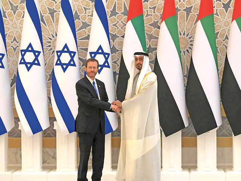 محمد بن زايد مستقبلاً هرتسوغ في أبوظبي أمس (د ب ا)