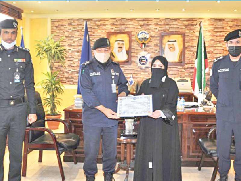 وكيل وزارة الداخلية المساعد لشؤون المرور والعمليات اللواء جمال الصايغ مكرما الموظفة بحضور الخالد والهاجري 