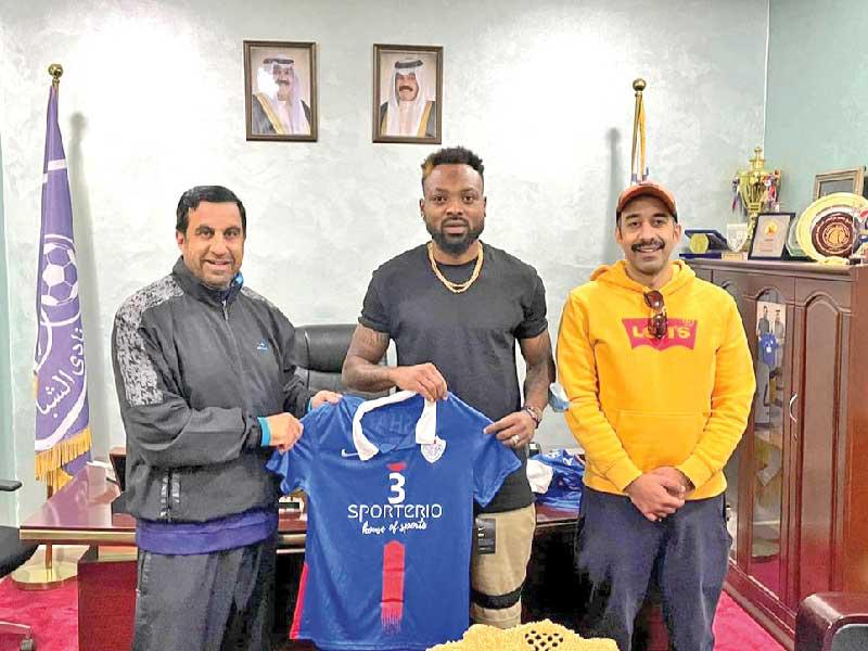 تيتي يحمل قميص الشباب