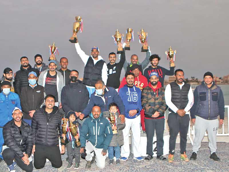 صورة جماعية لأبطال السباق مع اللجنة المنظمة