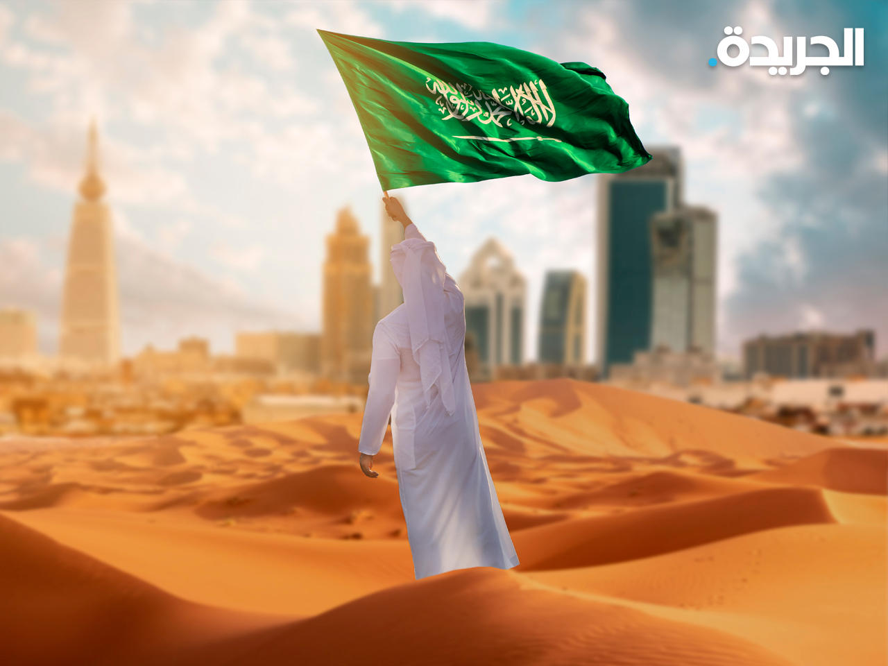 مواطن سعودي يرفع علم المملكة