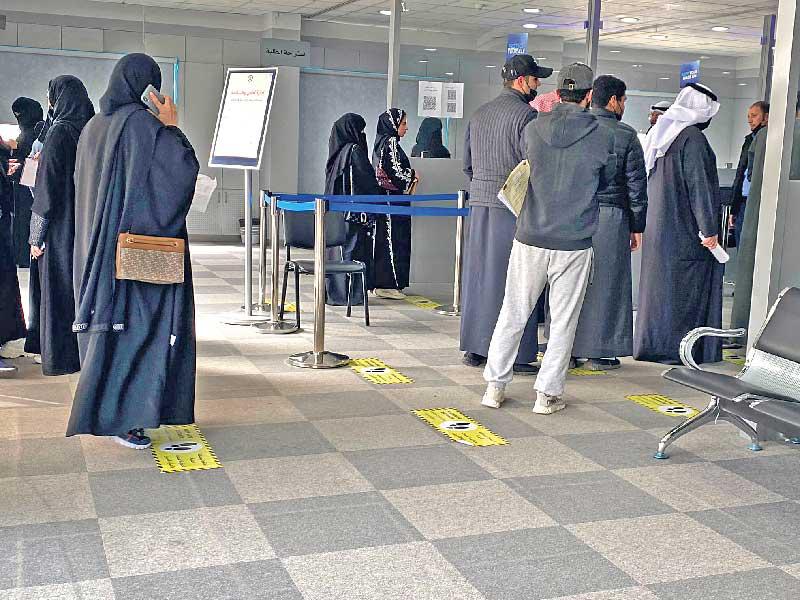 جانب من المراجعين في صالة القبول بجامعة الكويت أمس