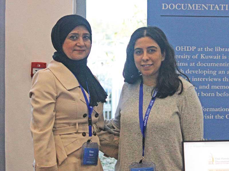 موظفتان بمكتبة الجامعة تعرضان معلومات عن مشروع التاريخ الشفوي