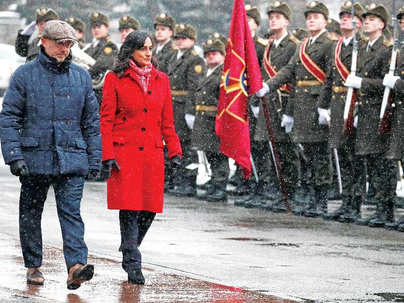 وزير الدفاع الأوكراني ونظيرته الكندية يستعرضان فرقة حرس الشرف في كييف أمس (رويترز)