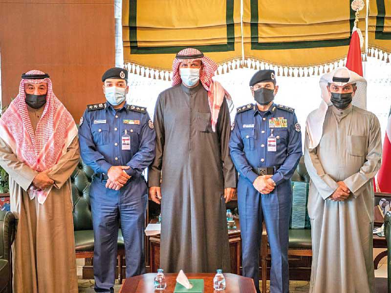 رئيس قوة الإطفاء العام الفريق خالد المكراد مع أعضاء الجمعية 