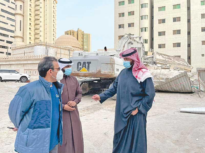 محافظ العاصمة الشيخ طلال الخالد متفقداً مبنى مهدماً 