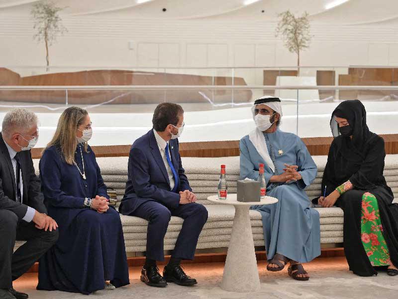 بن راشد مستقبلا هرتسوغ وعقيلته ميشال بحضور وزيرة الدولة الإماراتية المدير العام لـ«إكسبو دبي 2020» ريم الهاشمي في دبي أمس (أ ف ب)