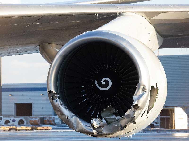 طائرة شحن تابعة للخطوط الجوية الصينية انزلقت فصدمت عربات الأمتعة