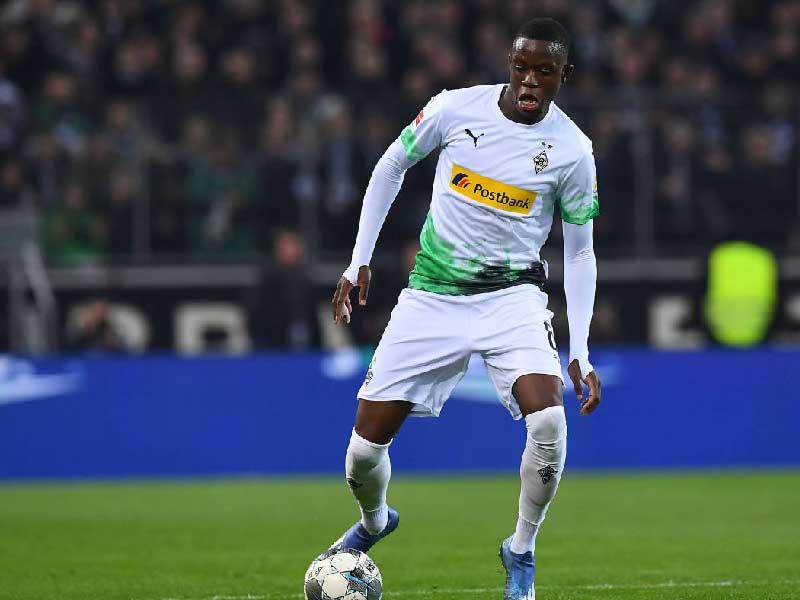 لاعب الوسط الدولي السويسري دينيس زكريا