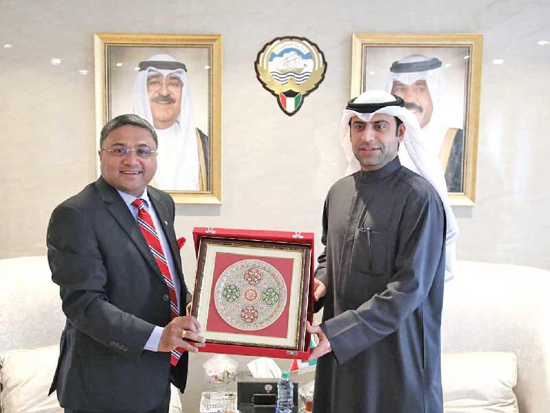 وزير الإعلام وجورج يتبادلان درعاً تذكاريةn