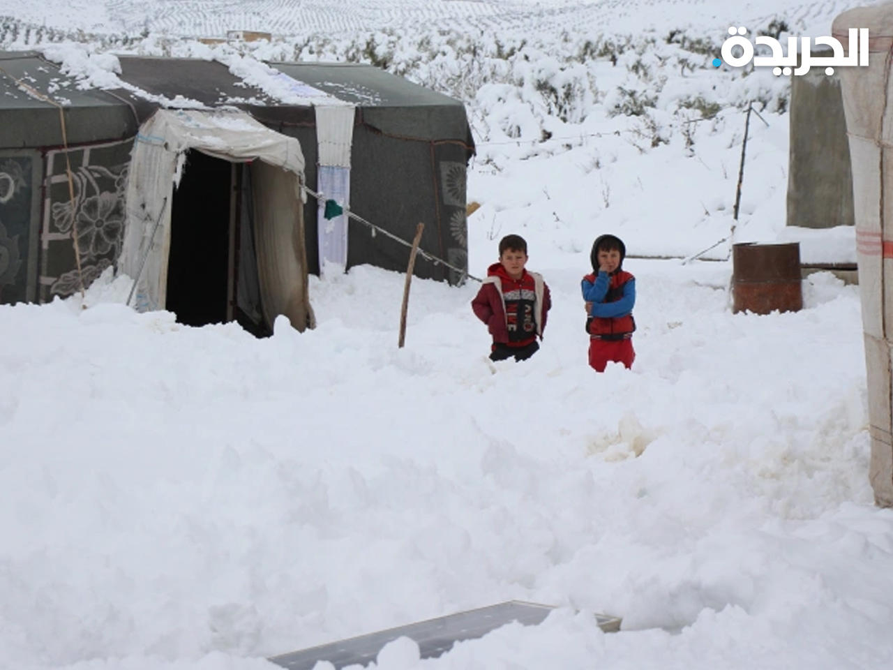 طفلان في شمال غرب سورية يقفان وسط الثلوج - من الأرشيف