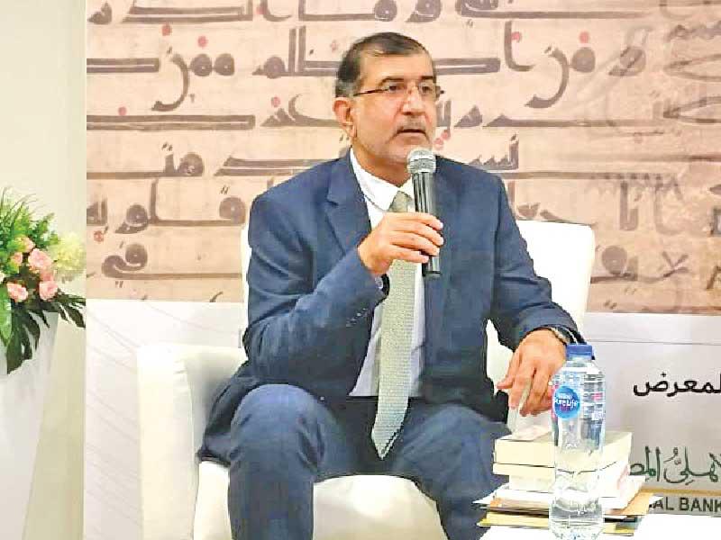 الأنصاري خلال مشاركته في ندوة بمعرض القاهرة للكتاب 