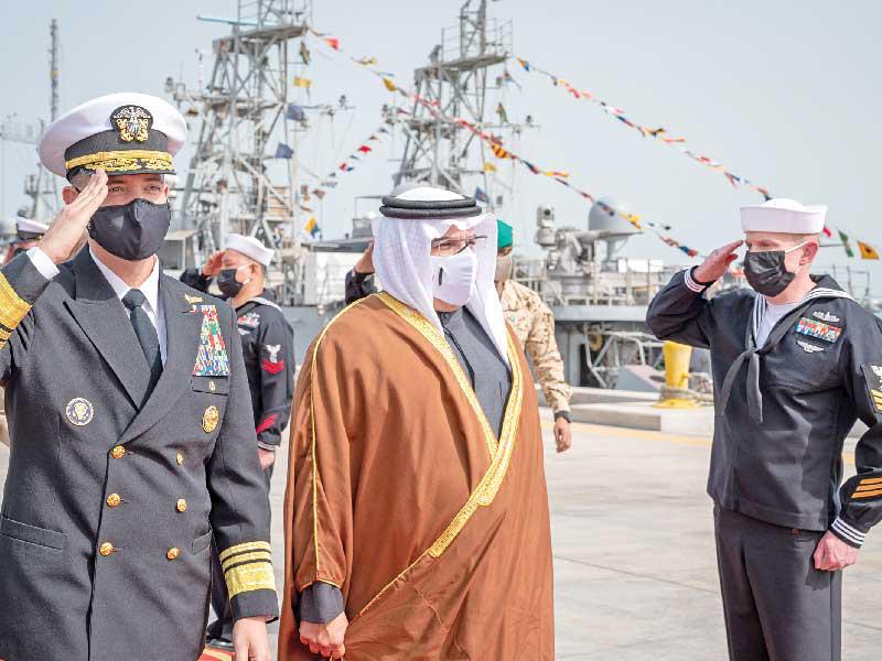 آل خليفة خلال مراسم انطلاق المناورات بمقر الأسطول الخامس الأميركي في البحرين أمس الأول  (سنتكوم)