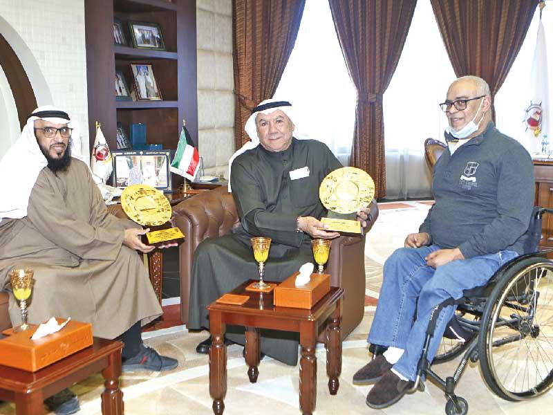 درع تكريمية للمحافظ محمود بوشهري