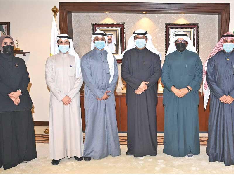 محافظ حولي علي الأصفر مستقبلاً مجلس الشباب الكويتيn